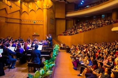 新疆师范大学音乐厅演出现场谢飞老师创作的《叶尔羌河魂》首演